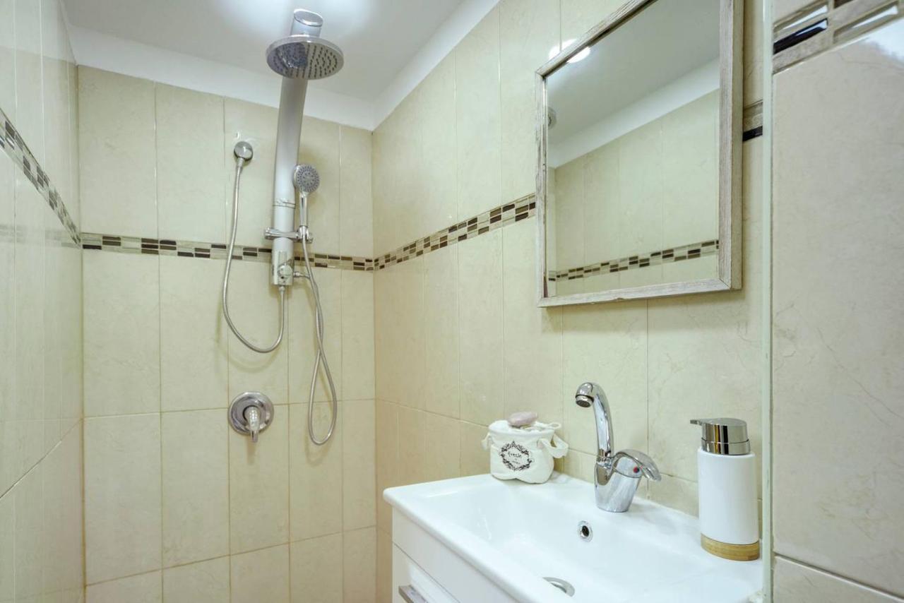 Authentic One Bedroom Apartment In City Center เยรูซาเลม ภายนอก รูปภาพ