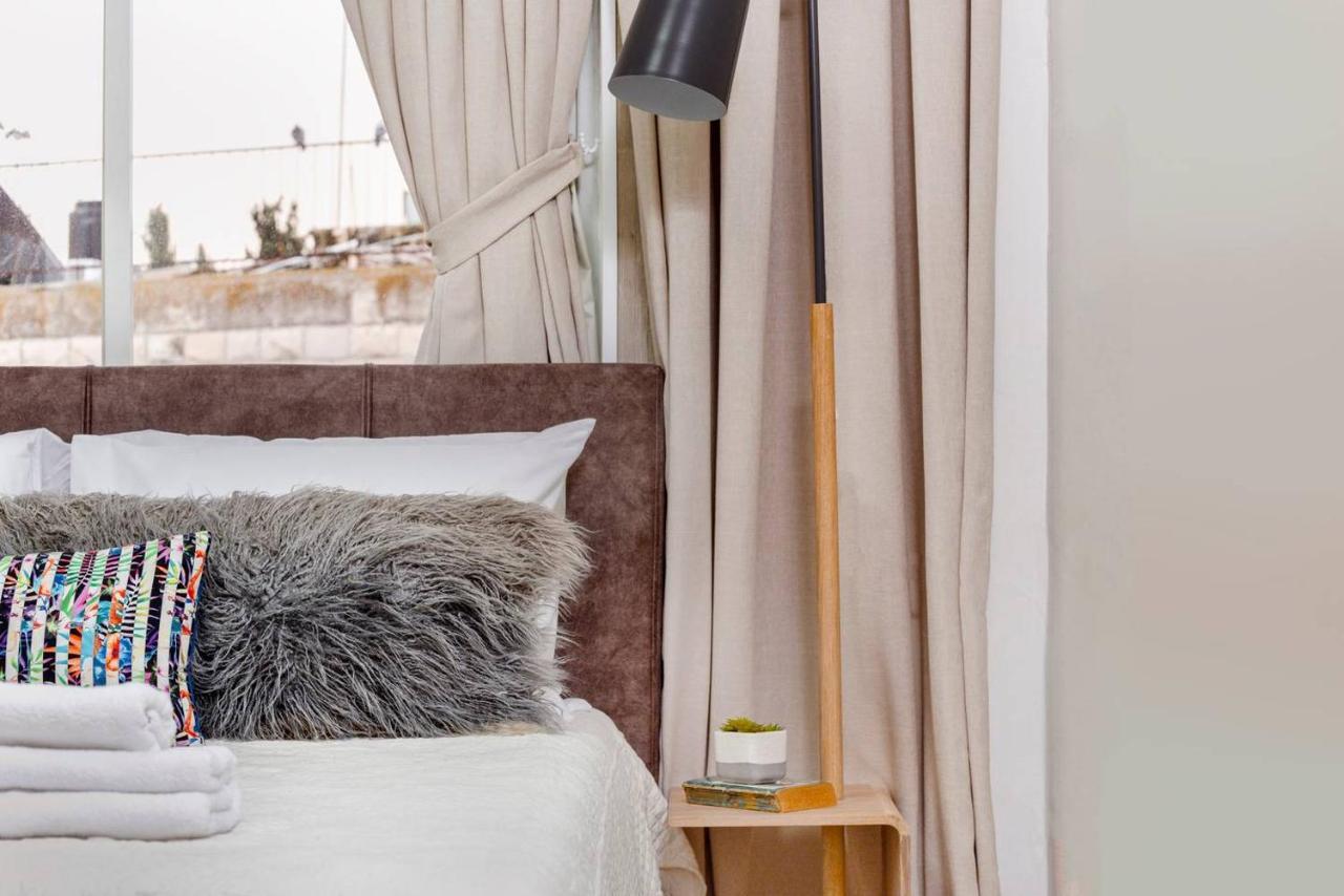 Authentic One Bedroom Apartment In City Center เยรูซาเลม ภายนอก รูปภาพ